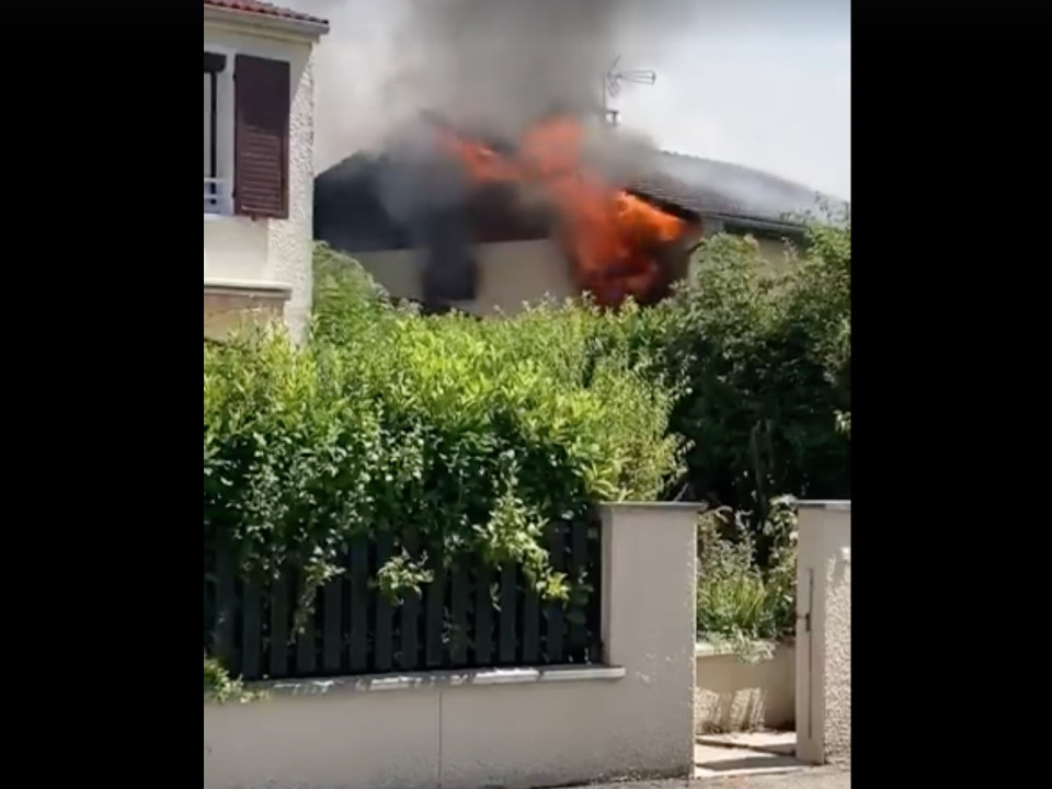 Près de Lyon, une maison s’embrase, une trentaine de pompiers sur place (MàJ)