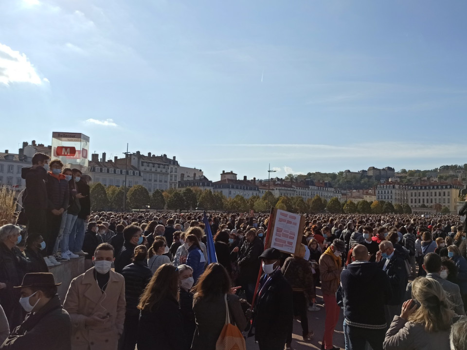 Lyon : plus de 12 000 personnes place Bellecour pour rendre hommage à Samuel Paty