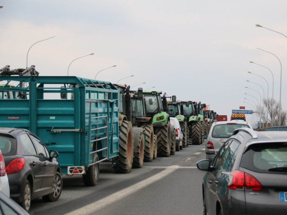 Opération escargot des agriculteurs : l'A7 bloquée, des pneus déversés à Lyon