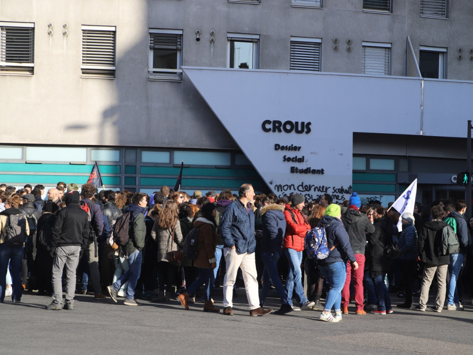 Etudiant immolé par le feu : "Il faut se refuser à toute instrumentalisation politique", dit le gouvernement