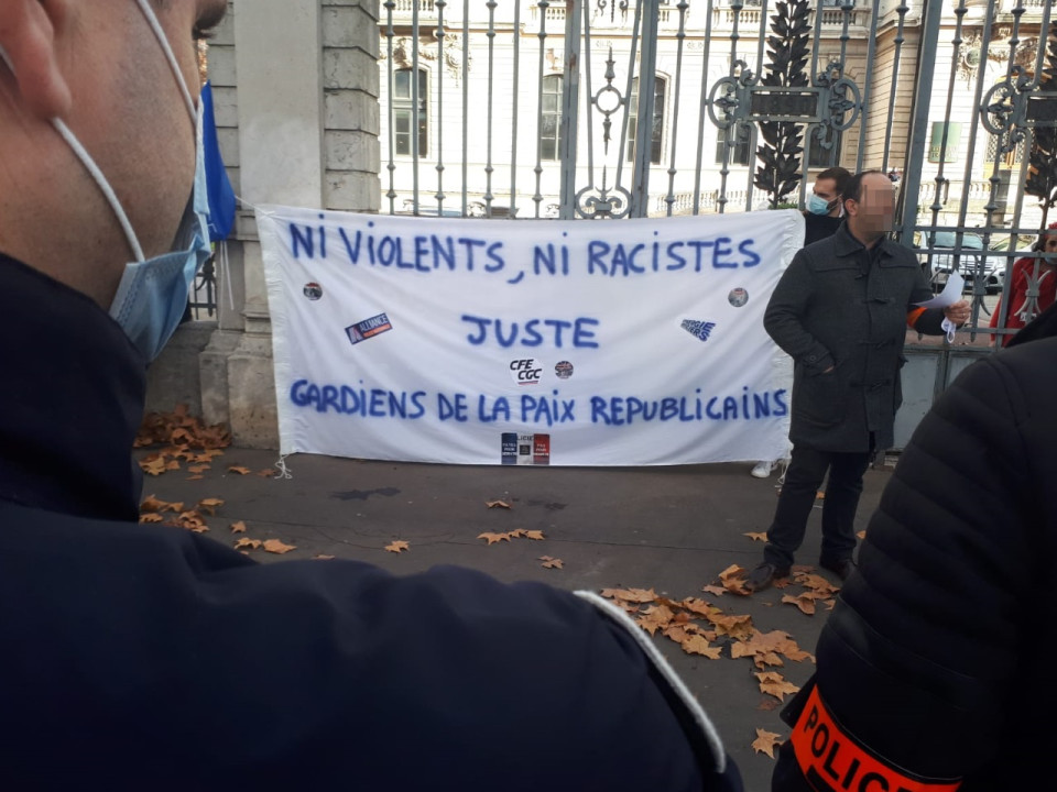 "Ni violents ni racistes", les policiers manifestent à Lyon