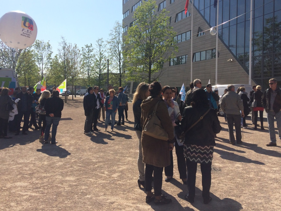 Syndicats et fonctionnaires manifestent pour une réorganisation du travail
