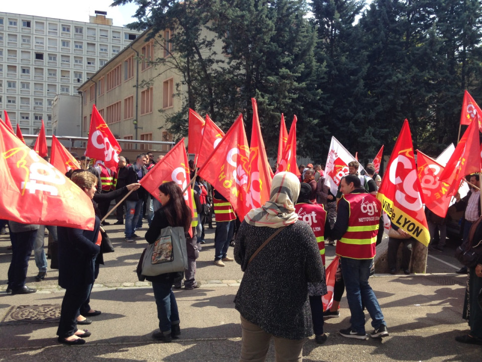 Lyon : plus de 100 agents de la propreté bloquent la rue du Lieutenant-Colonel-Girard dans le 7e