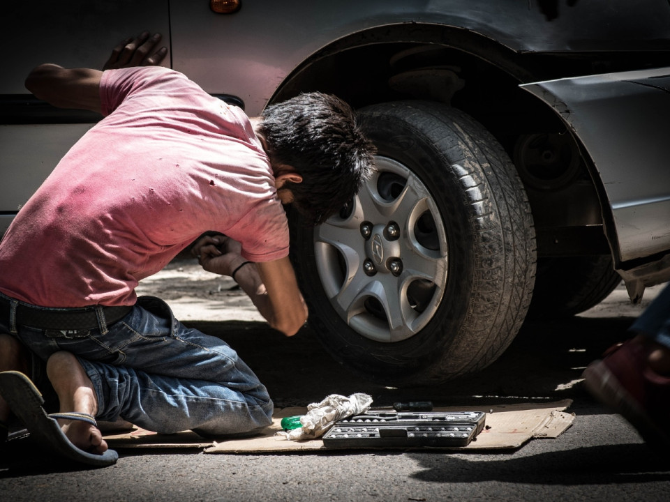Un homme meurt écrasé par la voiture qu'il réparait sur un parking de Saint-Priest