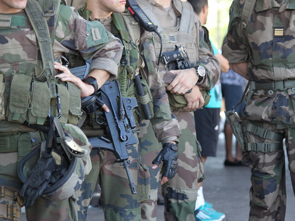 Lyon : un homme, alcoolisé, tente de dérober l'arme d'un militaire