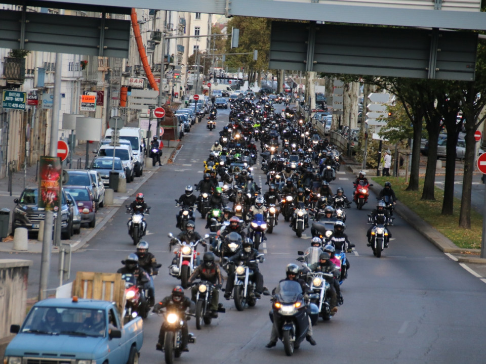 Les motards défilent à Lyon pour défendre la "custom culture"
