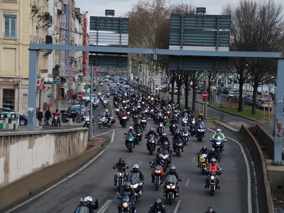 Vitesse abaissée à 80km/h : 80 motards à Lyon, le péage de Limas neutralisé