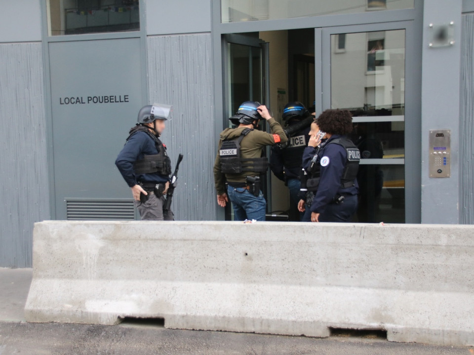 Vénissieux : il poignarde son voisin et se barricade chez lui