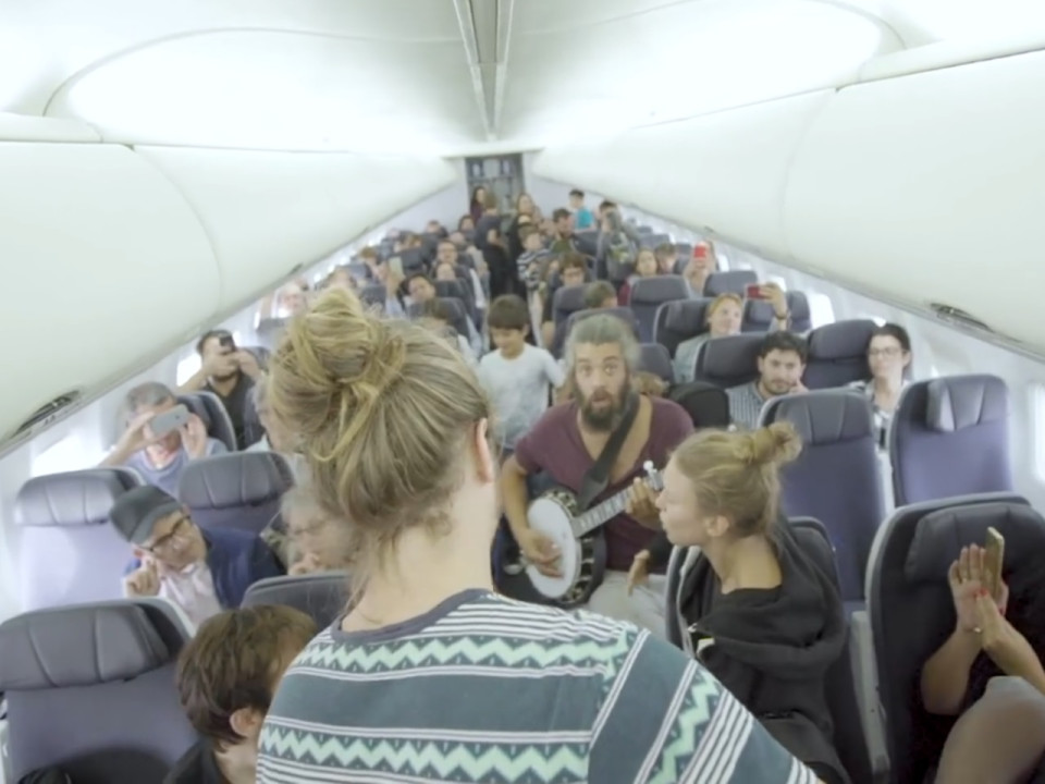 Un groupe de musique improvise un concert dans un avion bloqué à Lyon