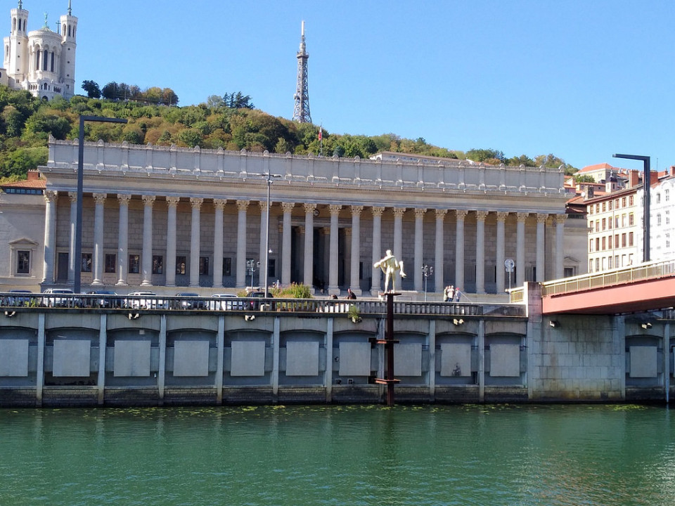 Le palais de justice de Lyon illuminé en bleu pour célébrer les Nations Unies