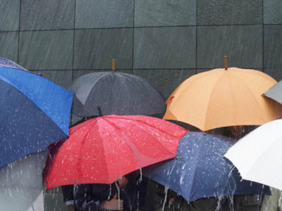 Le directeur de Météo-France accueilli avec des parapluies troués à Bron