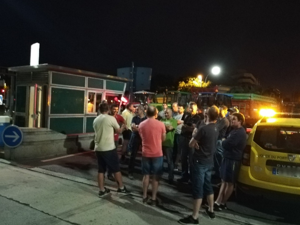 Lyon : les agriculteurs évacués par les CRS au port Edouard-Herriot et à Feyzin