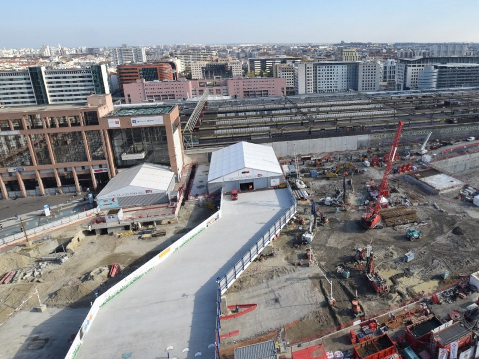 Restructuration de la Part-Dieu : une passerelle d'accès provisoire installée devant la gare