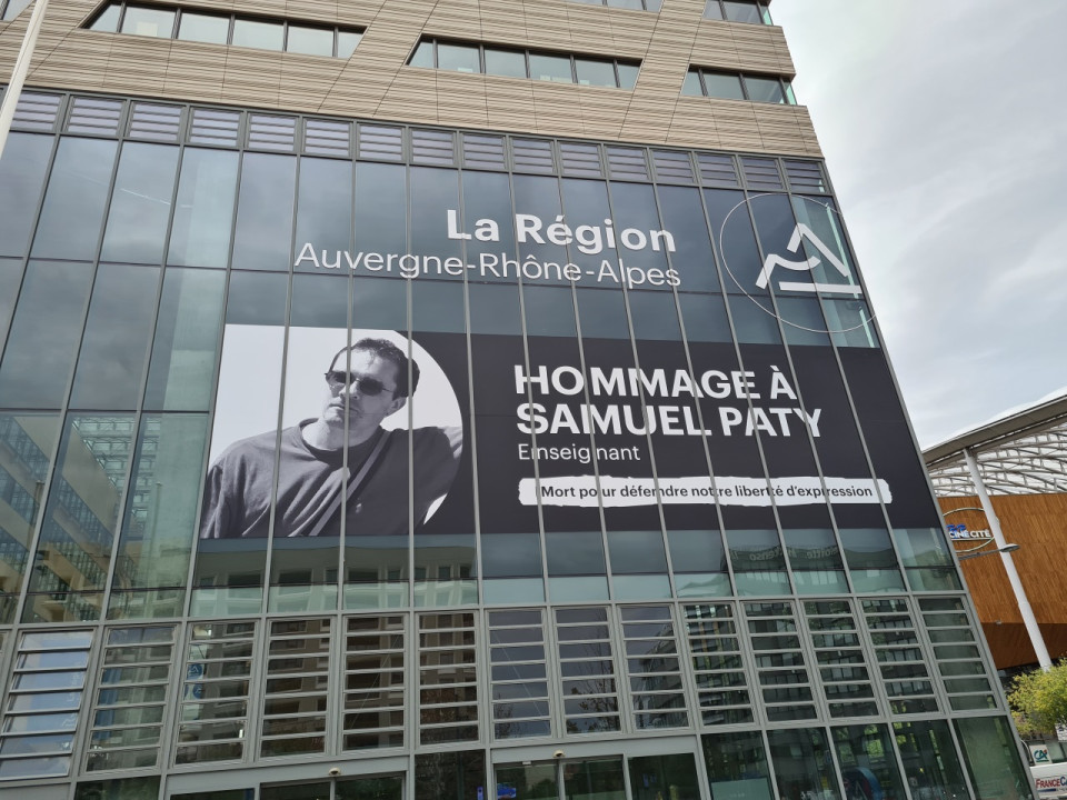 Lyon : un portrait géant de Samuel Paty sur la façade de l’hôtel de Région