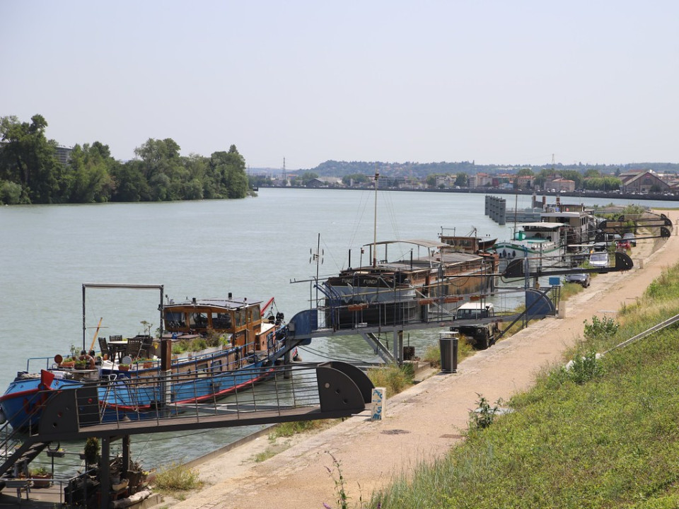 Du gaz toxique s'échappe d'une péniche au sud de Lyon