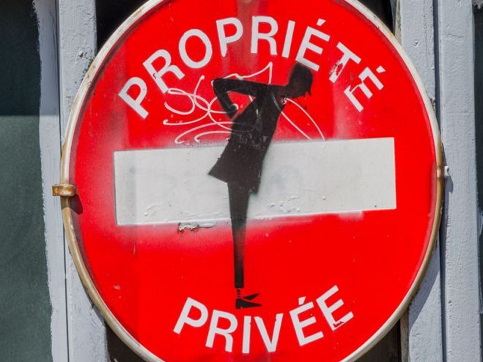 Leur voisin bloque l'allée avec sa voiture, un couple sans solution envisage de déménager