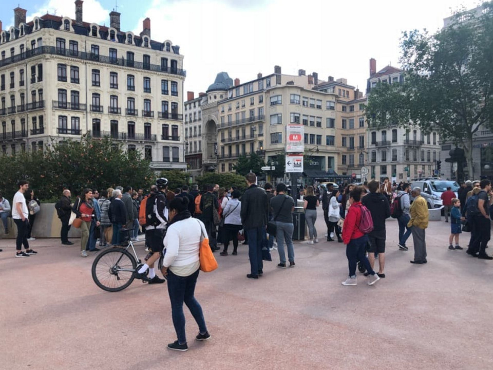 Le colis suspect place Bellecour neutralisé, le trafic reprend