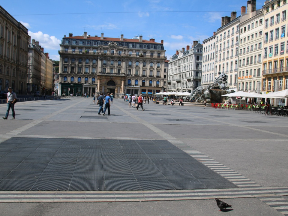 Lyon : les voleurs font danser leurs victimes avant de les dépouiller !