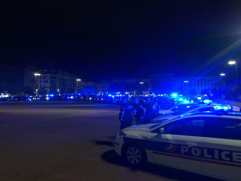 Lyon : des dizaines de policiers manifestent en pleine nuit