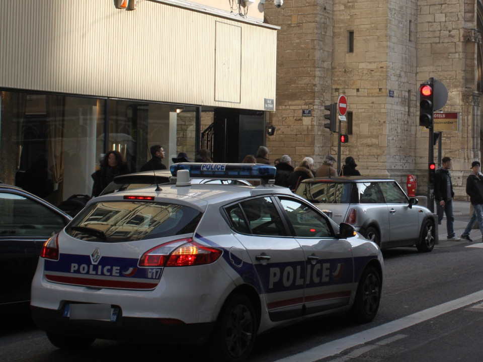 Caluire : il brandit une arme pour racketter des collégiens