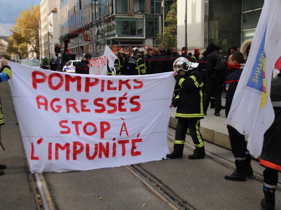 Agressions, incivilités : 300 pompiers manifestent à Lyon