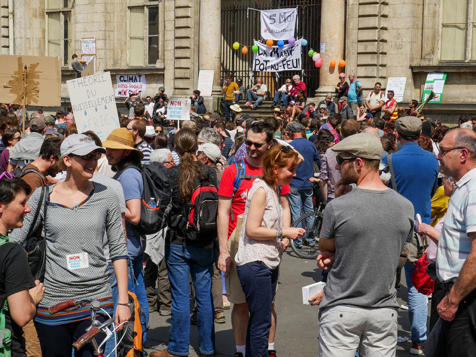 Fête à Macron : 1000 personnes rassemblées selon l'organisation, 250 selon la police