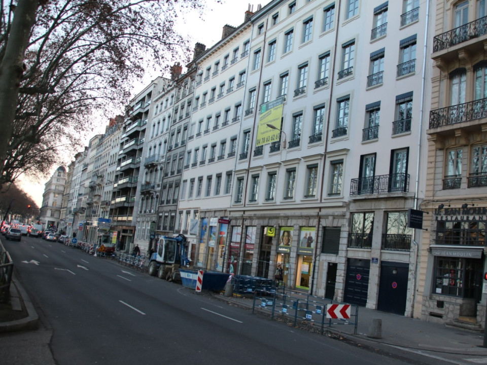 Lyon : un homme retrouv&eacute; mort au pied d&rsquo;un immeuble sur les quais du Rh&ocirc;ne