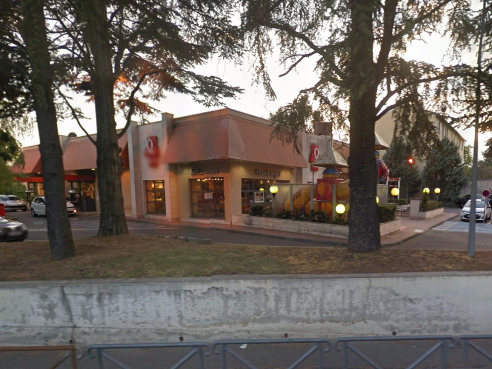 Sa fille blessée par une vitrine, il porte plainte contre le Quick de Francheville