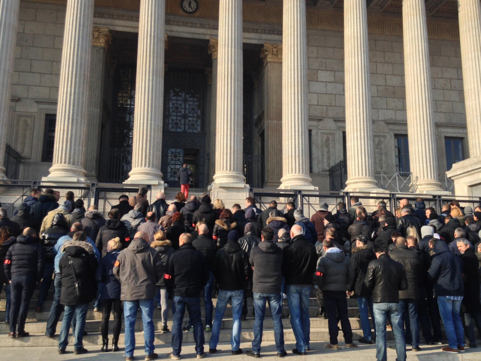 150 policiers manifestent devant le Palais de Justice de Lyon