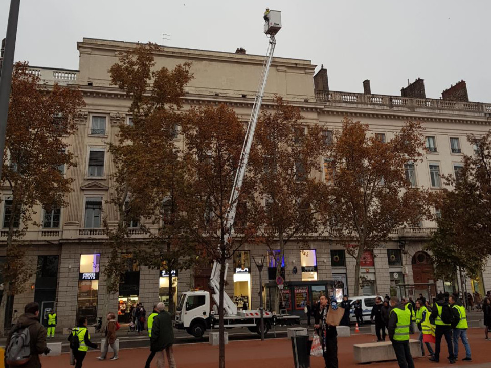 Lyon : sur une nacelle place Bellecour, un gilet jaune refuse de descendre