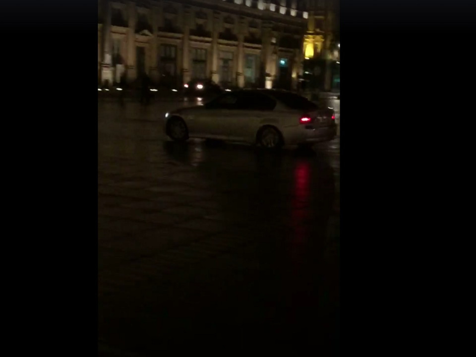 Avec une puissante voiture, il réalise des drifts place des Terreaux - VIDEO