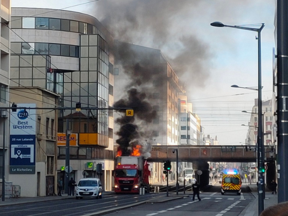 Lyon : un camion en feu cours Lafayette, le T1 bloqué