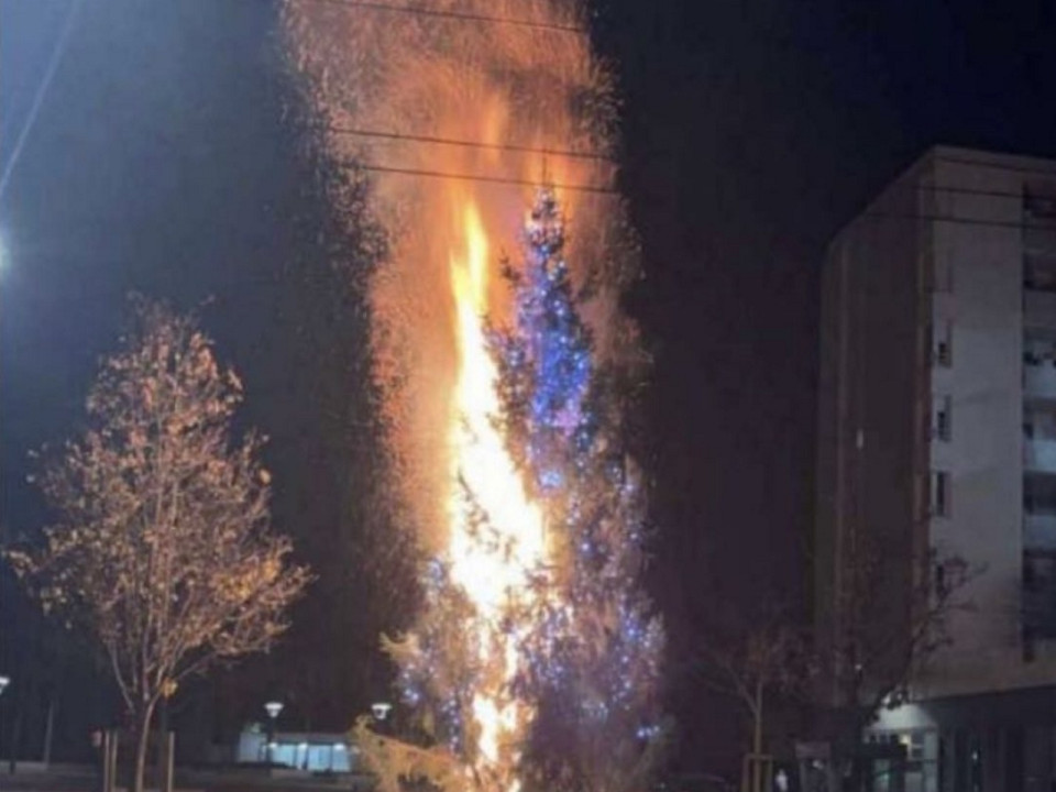 Lyon : le sapin de Noël de la Duchère incendié 