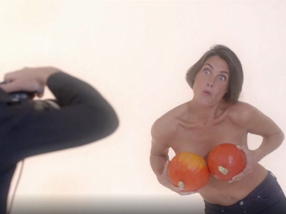 Alessandra Sublet tombe le haut pour la bonne cause