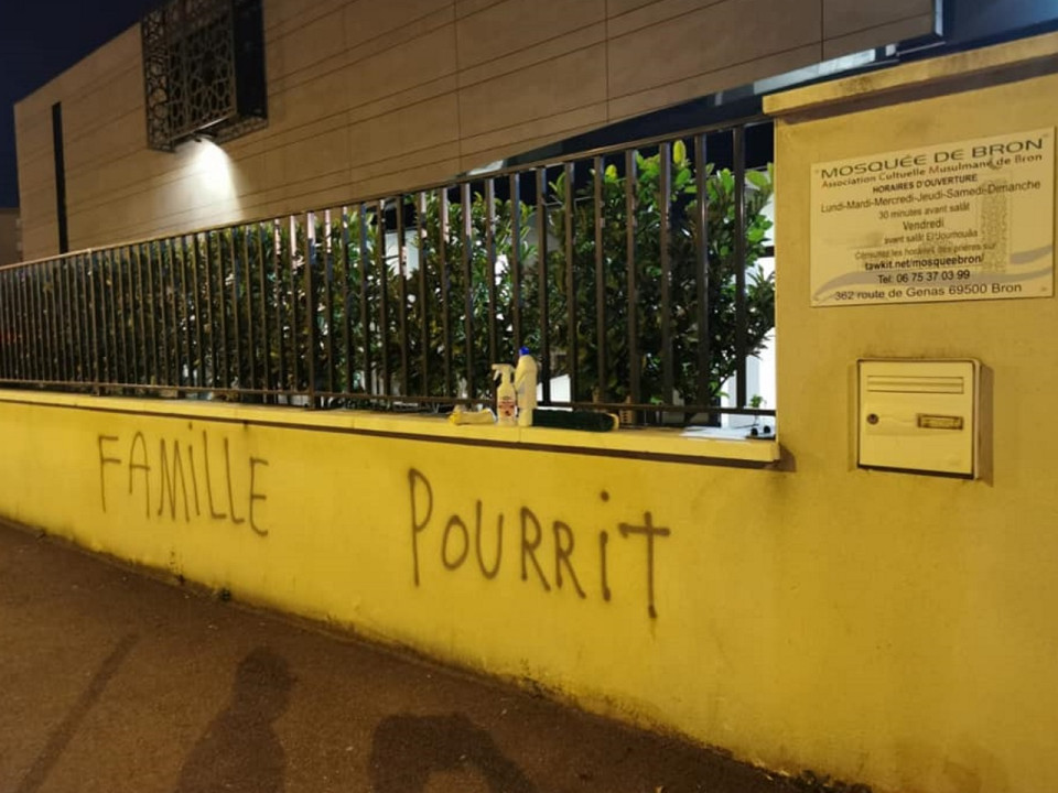Près de Lyon : des tags découverts sur les murs de l'entrée d'une mosquée à Bron