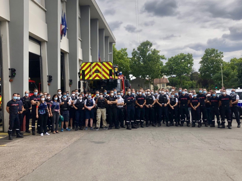Lyon : les policiers font la tournée des casernes pour soutenir les pompiers