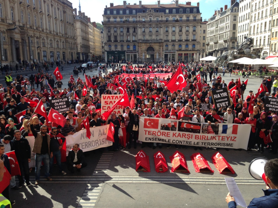Lyon : 500 Turcs défilent contre le terrorisme