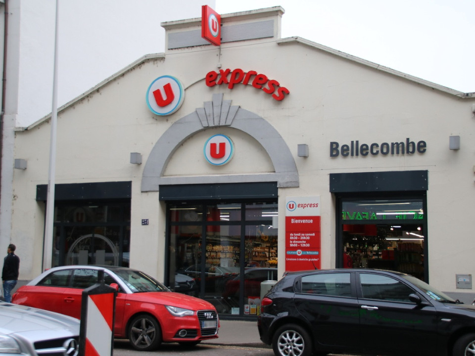 Lyon 6e : deux individus armés de fusils à pompe braquent le U Express