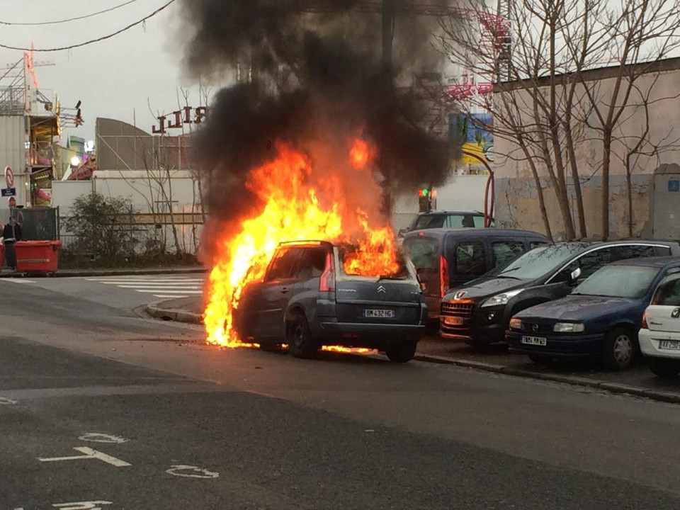 Une voiture en feu dans le quartier de la Confluence à Lyon