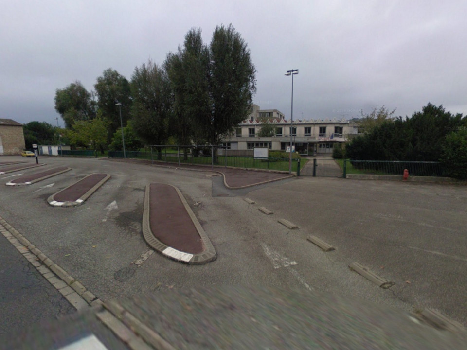 Des bouteilles d'acide jet&eacute;es, le coll&egrave;ge de Limas &eacute;vacu&eacute;