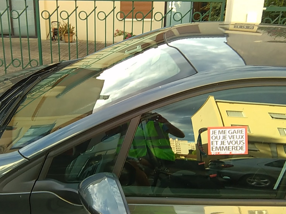 "Je me gare où je veux et je vous emmerde" : un Jedi à vélo part en croisade contre les véhicules mal garés de Lyon