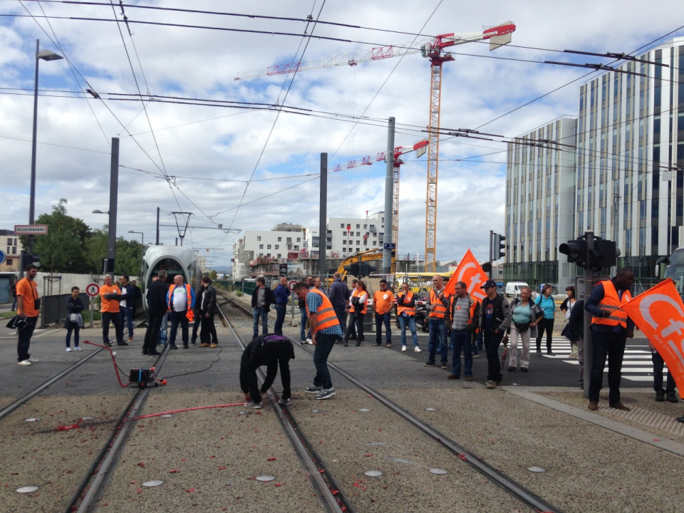Grève chez Veolia : les salariés manifestent sur les voies du tram et du Rhônexpress