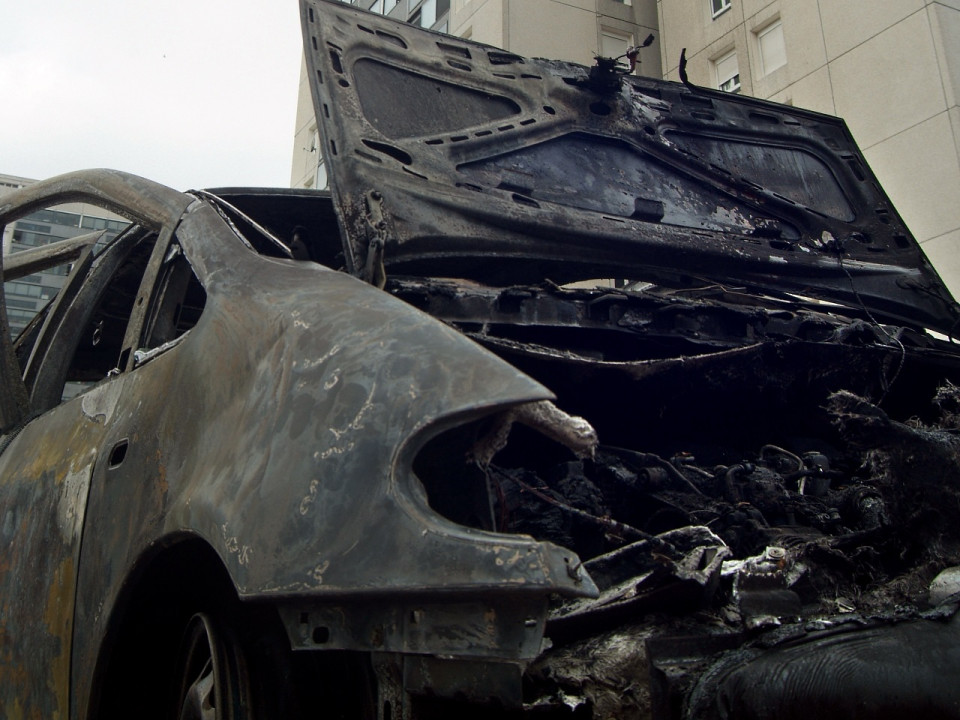 Voulant toucher l'assurance, il se brûle les bras et le cou en mettant le feu à sa voiture