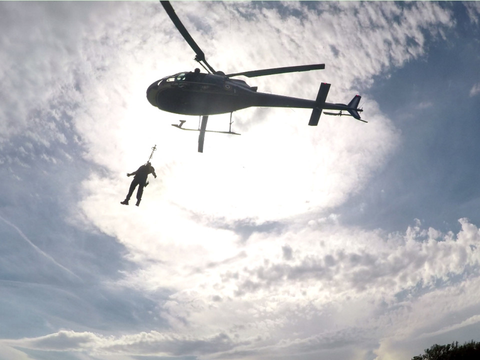 Les gendarmes s’entraînent à l’hélitreuillage au parc de Miribel-Jonage