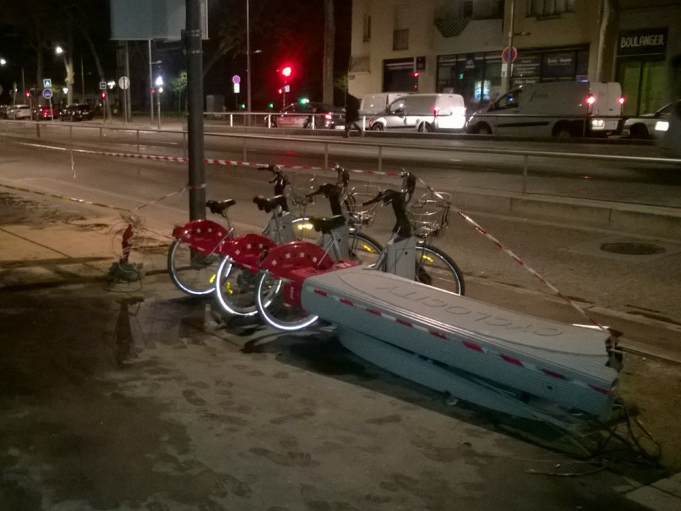 Lyon : il percute un pi&eacute;ton et une station Velo'v puis prend la fuite