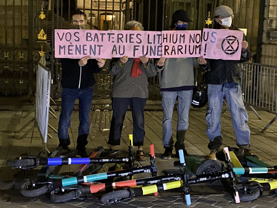 Lyon : Extinction Rebellion revendique le sabotage de trottinettes électriques et se fait descendre