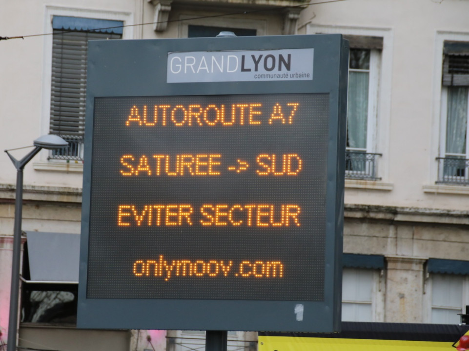 Un camion chargé de sucre se renverse sur l'A7 au sud de Lyon