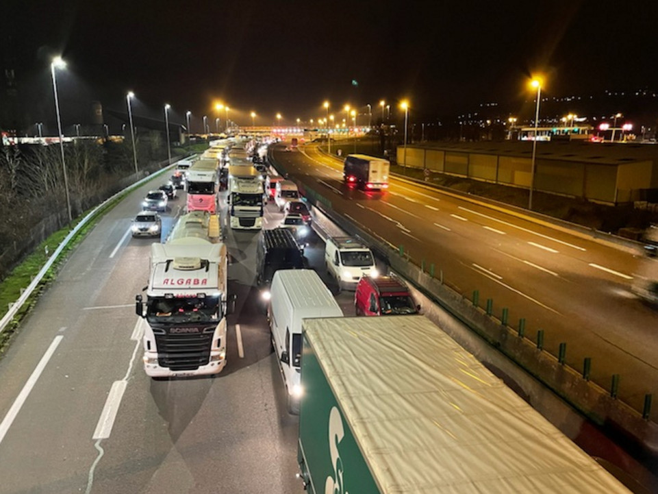 Un camion se renverse sur l'autoroute, l'A6 coupée au nord de Lyon