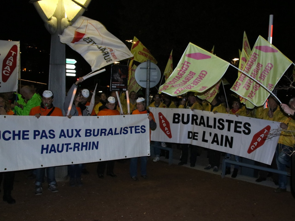 Plus de 900 buralistes r&eacute;unis &agrave; Lyon contre le paquet de cigarettes neutre