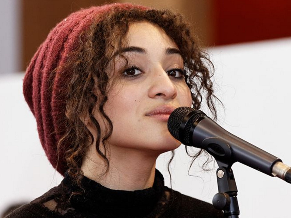 Propos de Camélia Jordana : la réponse d'une Lyonnaise "aux cheveux frisés" fait le buzz sur les réseaux sociaux